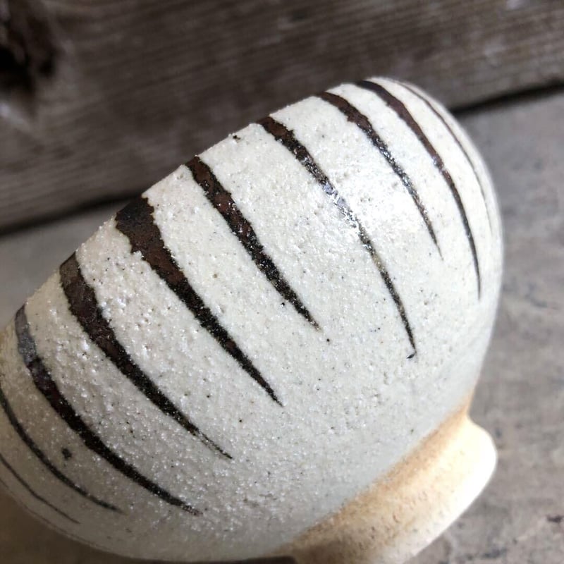 美濃焼 兵山窯 粉引錆十草波渕高台碗 | MatsuBokkuri