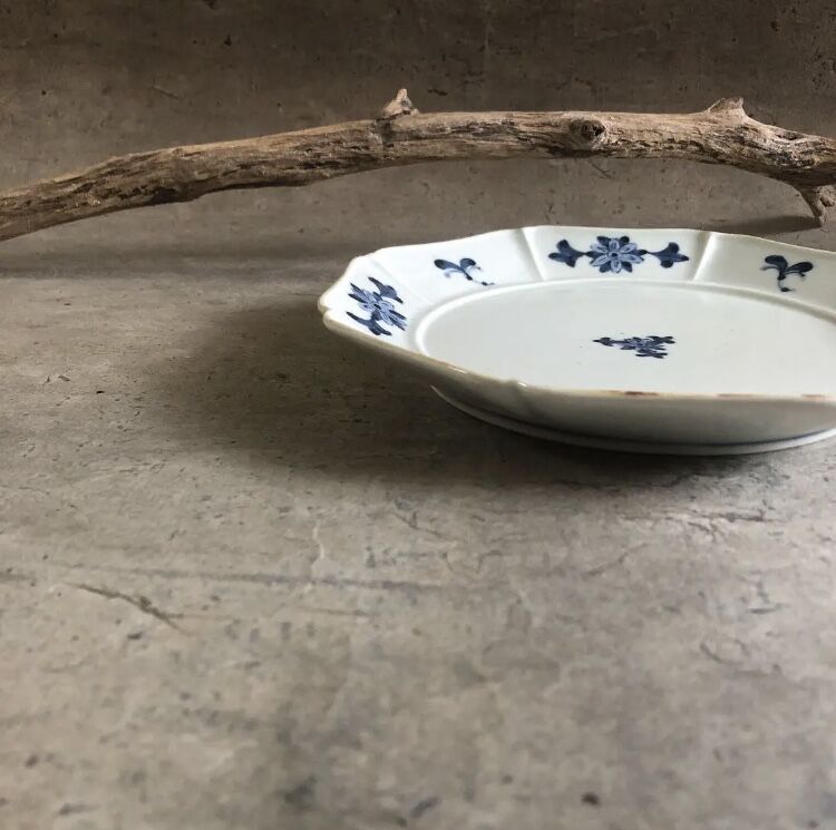 波佐見焼 陶房青 古染花 八方七寸皿 | MatsuBokkuri