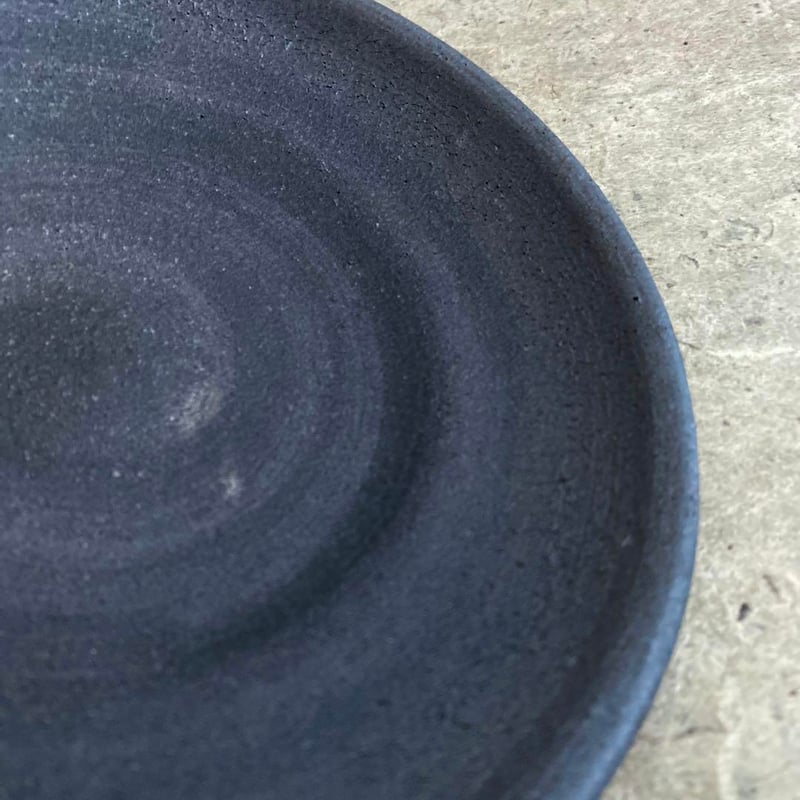 美濃焼 兵山窯 黒錆巻5.5寸丸皿 | MatsuBokkuri