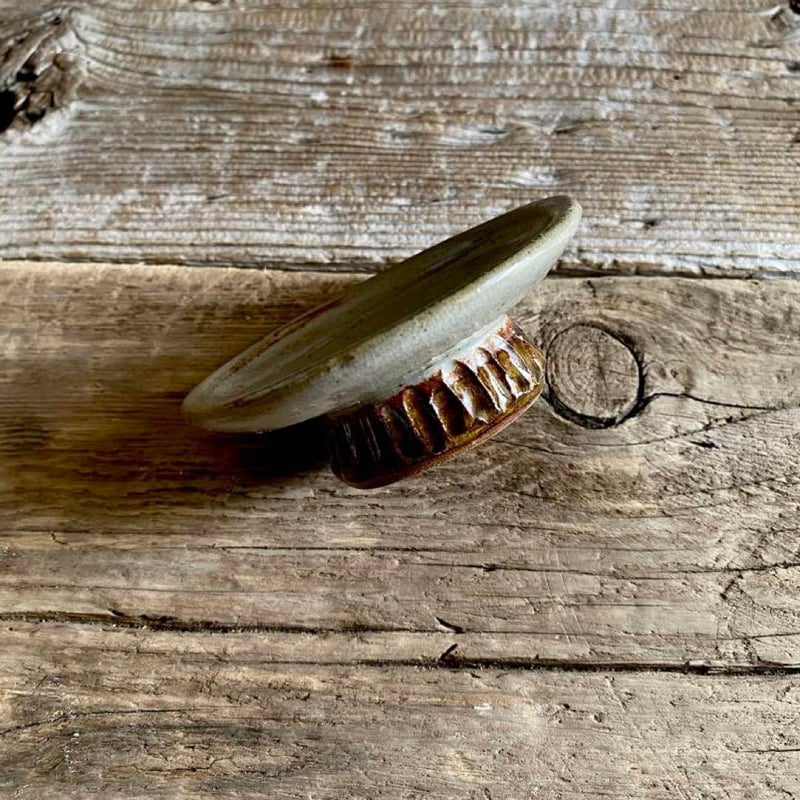 益子焼 日々是 窯変粉引高台小皿 | MatsuBokkuri