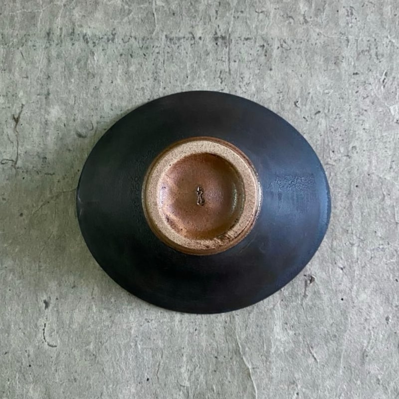小皿　江戸前期　美濃　瀬戸黒　花型　型押し　蛇肌 10a4ff8412889df62fcc191268b2da