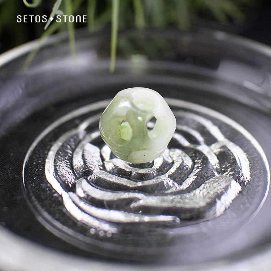 本翡翠1.2cm球（穴開き鈴状）ミャンマー産【天然石】（ヒスイ輝石