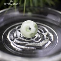 本翡翠1.2cm球（穴開き鈴状）ミャンマー産【天然石】（ヒスイ輝石