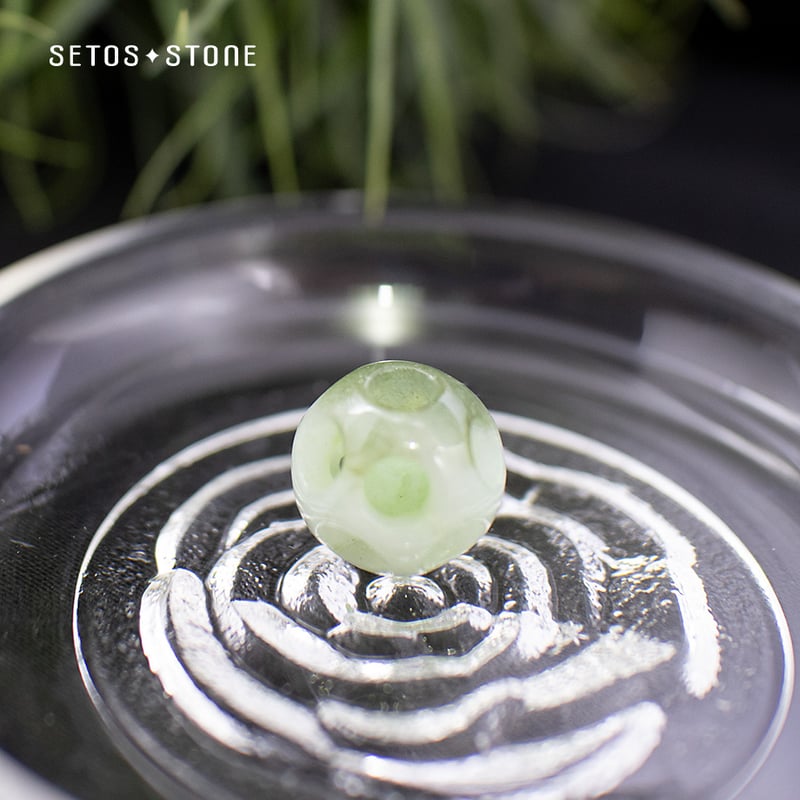 本翡翠1.2cm球（穴開き鈴状）ミャンマー産【天然石】（ヒスイ