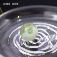 本翡翠1.2cm球（穴開き鈴状）ミャンマー産【天然石】（ヒスイ輝石