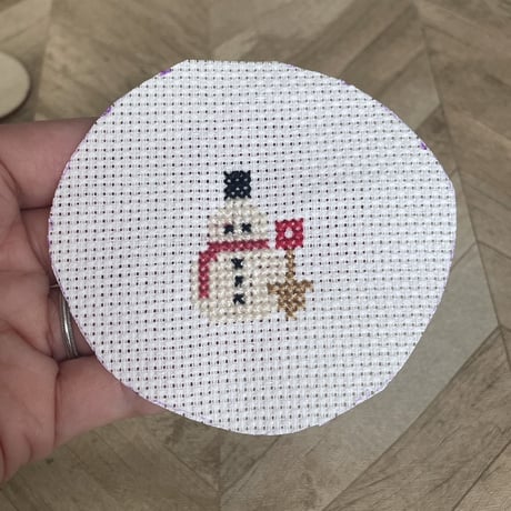クロスステッチで作るリースの刺繍オーナメント　『刺繍のクリスマス飾り』
