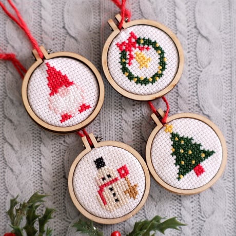クロスステッチで作るクリスマスツリーの刺繍オーナメント　『刺繍のクリスマス飾り』