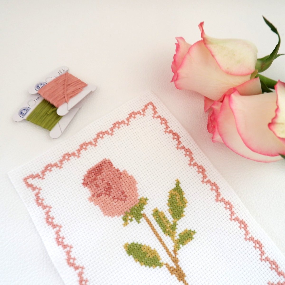 クロスステッチ図案 『一輪の薔薇』アンティークローズ | Poco a poco