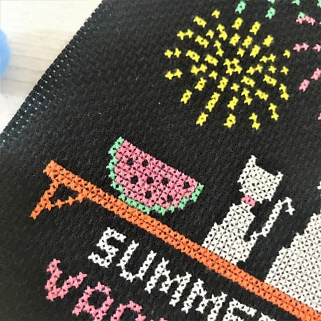 クロスステッチキット 夏の夜空『花火を見上げる猫の親子』図案・布・刺繍糸がセットの簡単刺繍キット