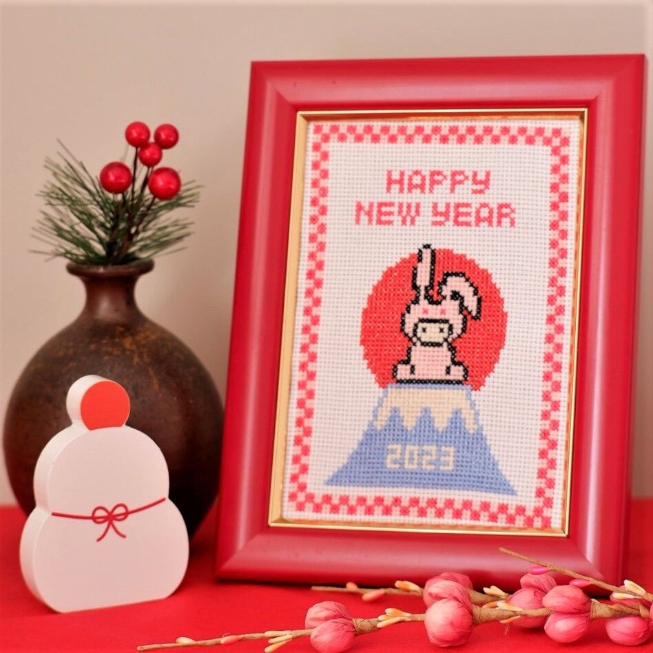クロスステッチ【完成品】富士山と干支 新年を彩る！干支巳と富士山のクロスステッチ図案 | Poco a poco