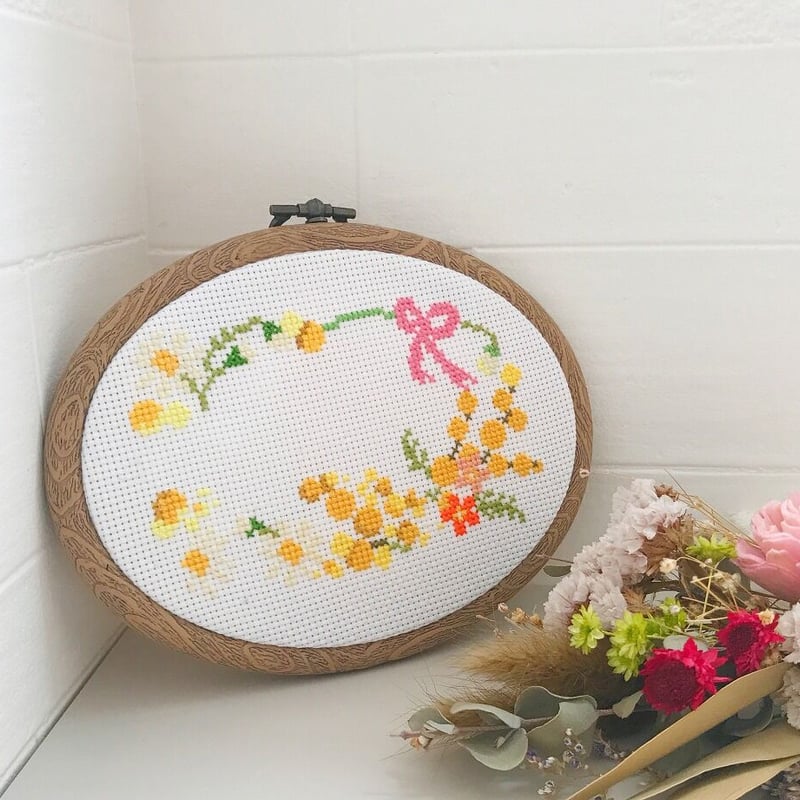 クロスステッチ完成品「ミモザとマーガレットの花リース」 母の クロスステッチ完成品「ミモザとマーガレットの花リース」 母の