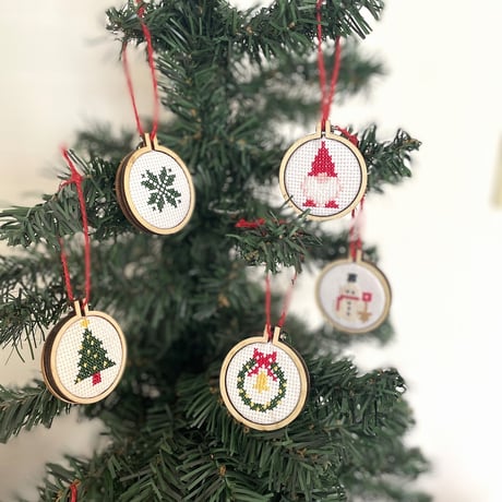 クロスステッチで作るリースの刺繍オーナメント　『刺繍のクリスマス飾り』