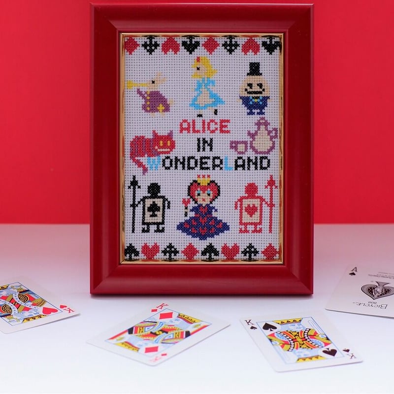 3匹の子豚　クロスステッチ完成品 三匹の子豚 赤ずきん 童話刺繍 三匹の子豚と、赤ずきんを