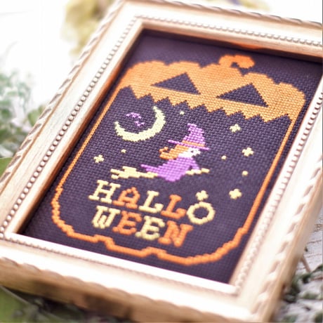 cross stitch DL図案「可愛い魔女のハロウィン」cross stitch  Halloween  ジャックオランタンの中に魔女