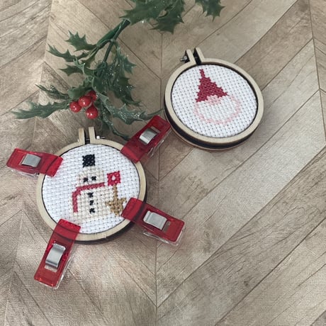 クロスステッチで作るクリスマスツリーの刺繍オーナメント　『刺繍のクリスマス飾り』