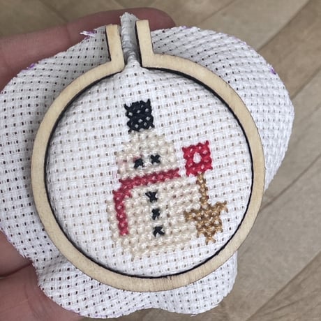 クロスステッチで作るクリスマスツリーの刺繍オーナメント　『刺繍のクリスマス飾り』