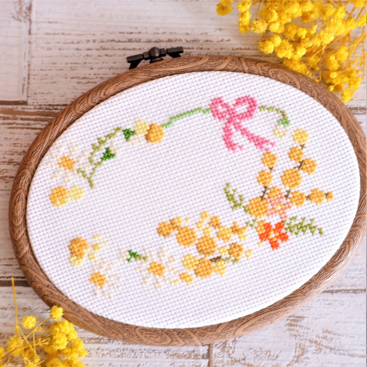 2502-1 お花の刺繍入り 巾着 綿麻 ミモザリース ピンクマーガレット 2502-1 お花の刺繍入り 巾着 綿麻 ミモザリース ピンクマーガレット