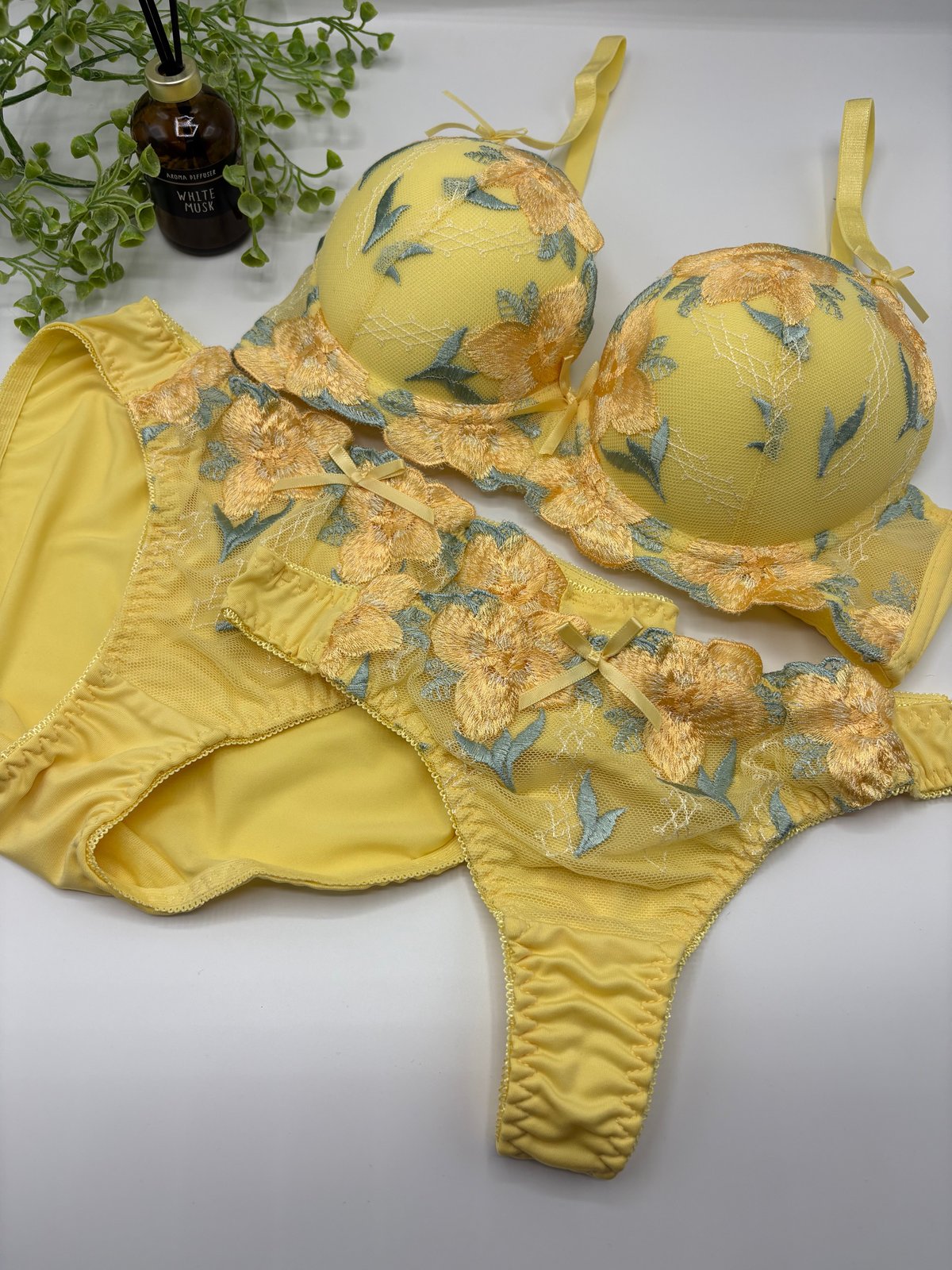 新品Salute サルート♡ブラジャーショーツセット C65 イエロー 花柄刺繍 新作】贅沢なフラワー刺繍ブラショーツ・Tバック3点セット［サイズ