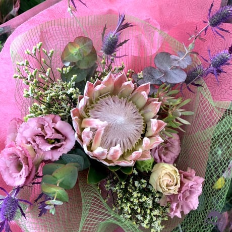 【花束・ブーケ】キングプロテアとピンクの花