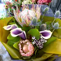 花束・ブーケ】ホワイトキングプロテアとグリーン | ネイティブの花屋