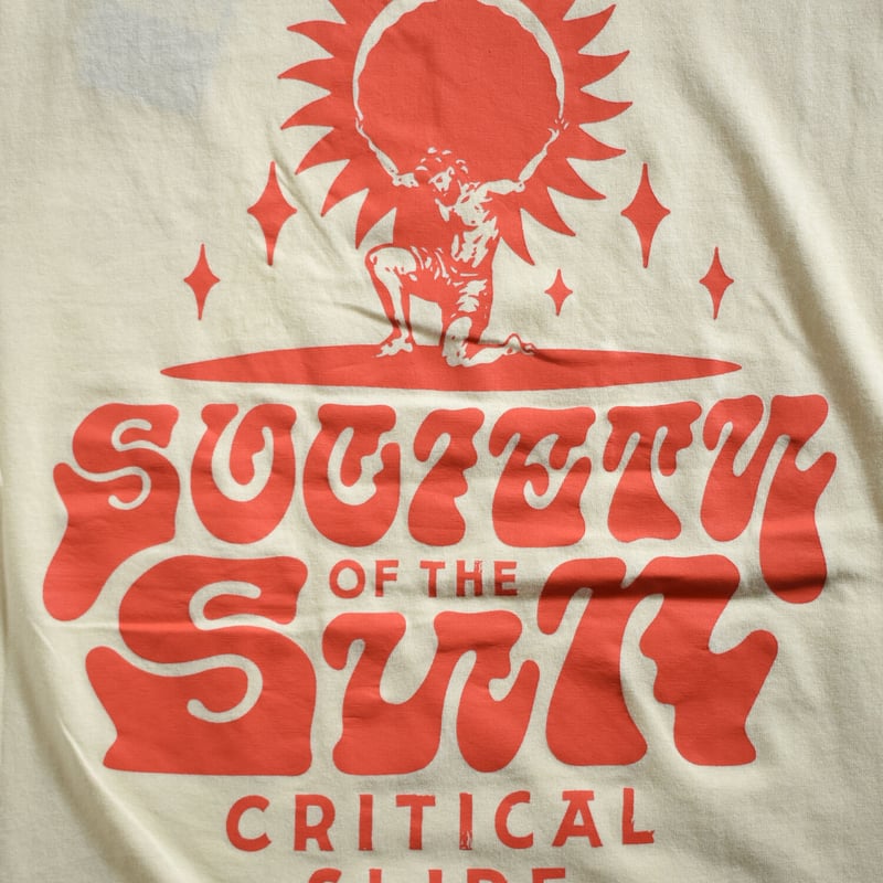 Critical Slide(TCSS) /DAYBREAK TEE-SAND- | LIT