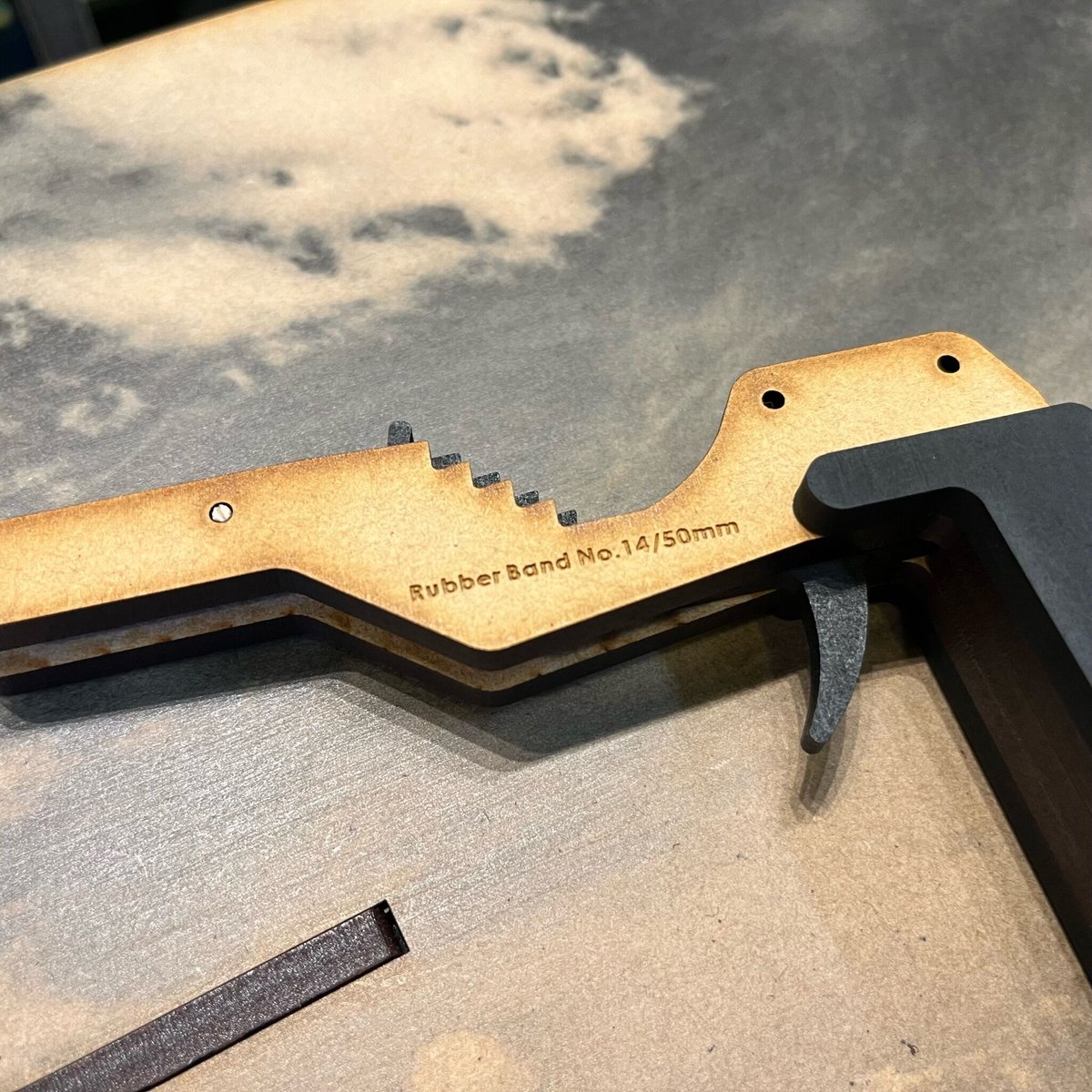 ゴム銃　ゴム鉄砲　フェンリルゴム銃　ステンレス サバゲーマーも欲しくなる！フルメタルで作られた輪ゴム鉄砲