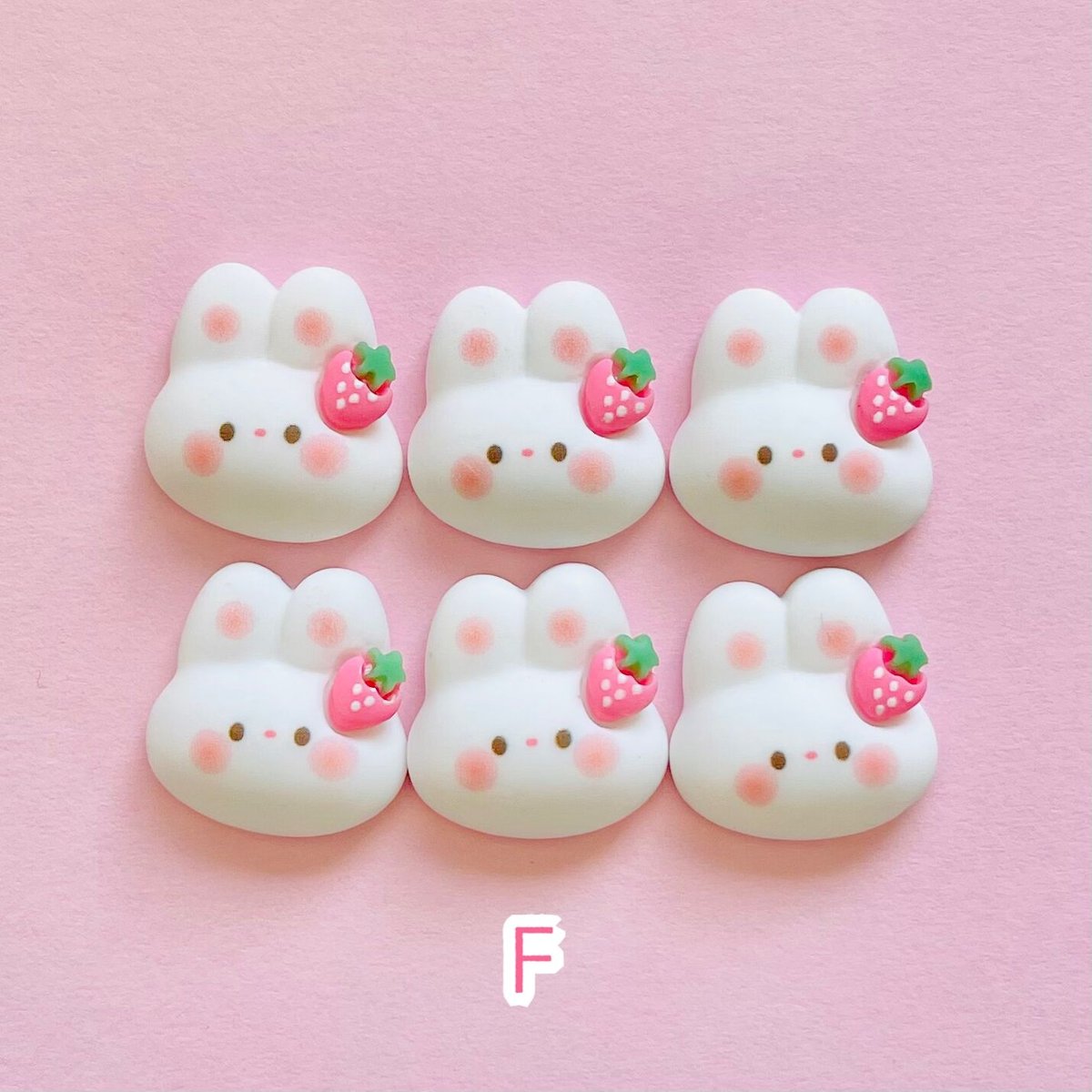 1個】白うさぎとピンクいちご／デコパーツ【6種】#085 | appia_pu