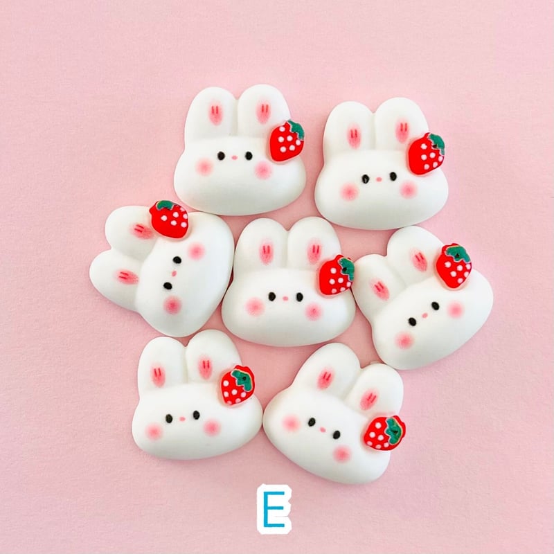 1個】白うさぎといちご／デコパーツ【5種】#083 | appia_pu
