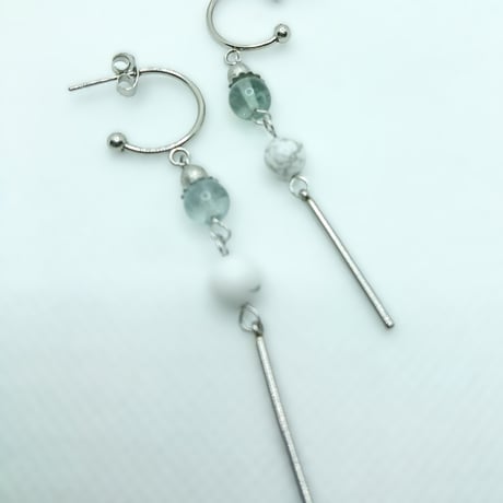 ハウライトとフローライトのピアス