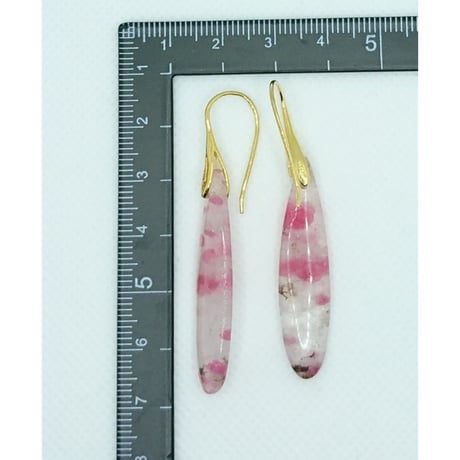 ピンクロードナイトのピアス