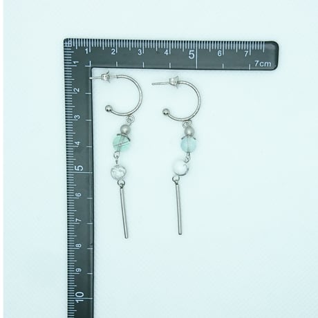 ハウライトとフローライトのピアス