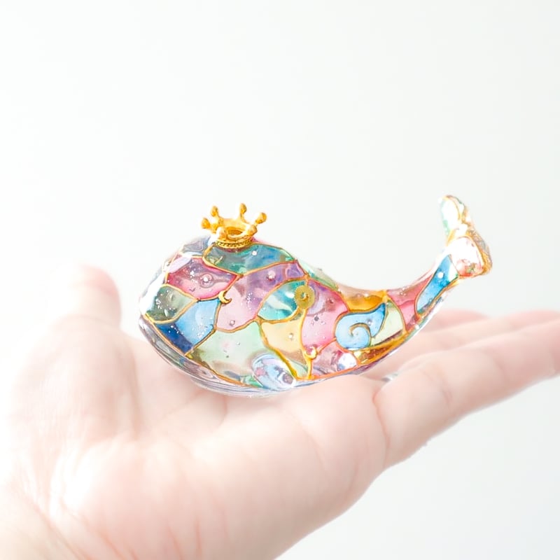 手のひらクジラ】潤うステンドグラス風クジラ〜虹の宝石館〜 | irohaya.