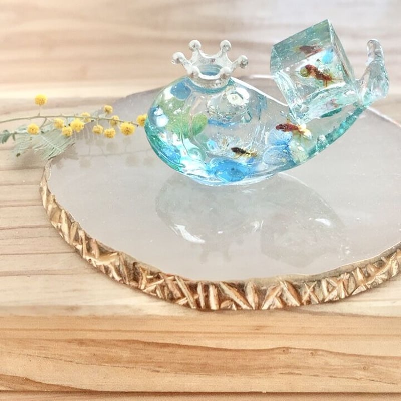 潤う手乗りクジラ〜スノードーム 小さな金魚達の世界〜 | irohaya.