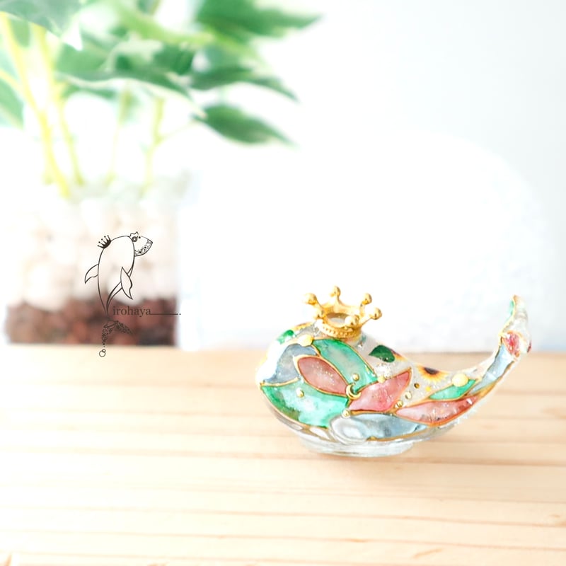 潤うステンドグラス風クジラ〜光の向こうに広がる向日葵畑〜 | irohaya.