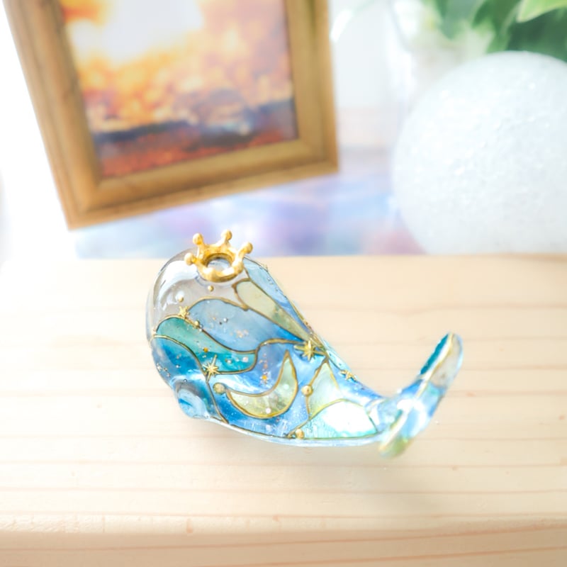 手のひらクジラ】潤うステンドグラス風クジラ〜三日月と星の雫