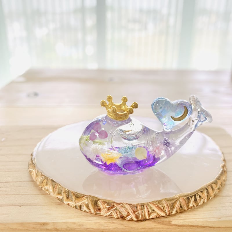 潤う手乗りクジラ〜ハートを乗せたスノードーム紫陽花クジラ