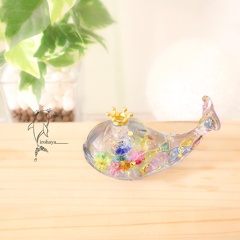 手のひらクジラ】潤うステンドグラス風クジラ〜光降る色彩の花畑