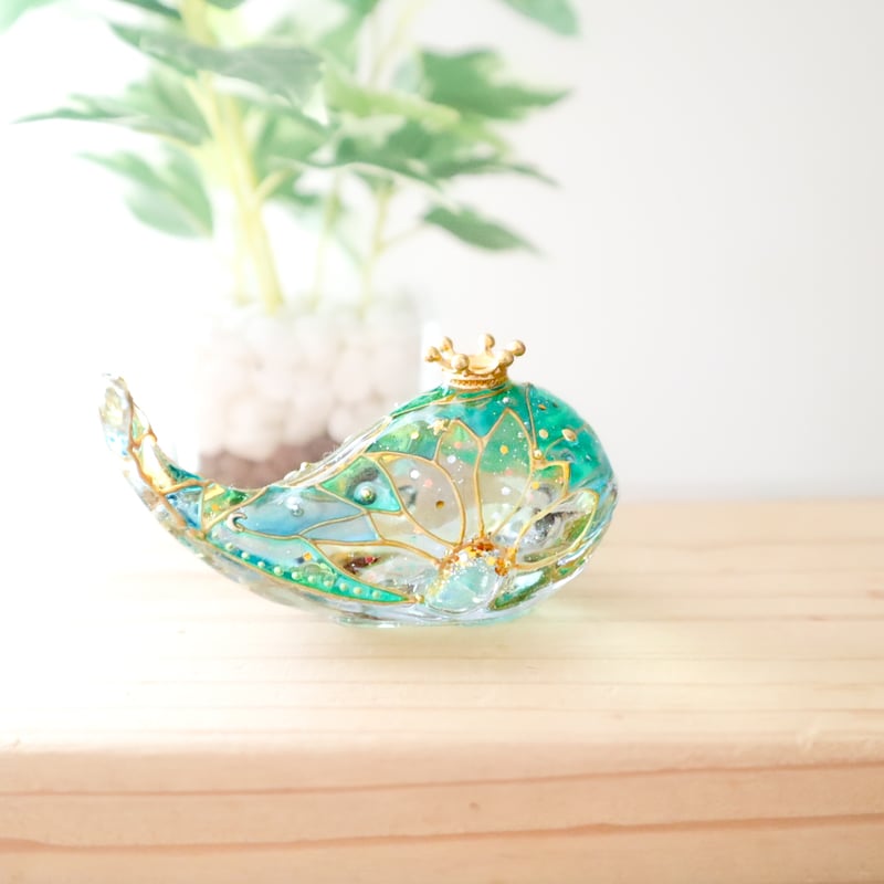 手のひらクジラ】潤うステンドグラス風クジラ〜光が照らす透明の向日葵