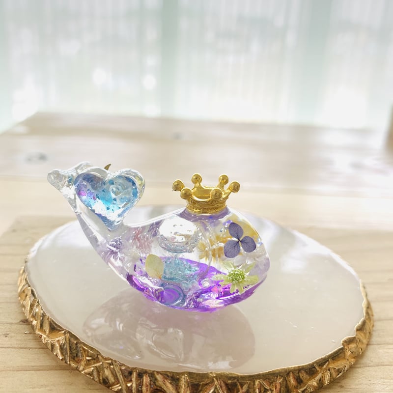 潤う手乗りクジラ〜ハートを乗せたスノードーム紫陽花クジラ〜 | irohaya.