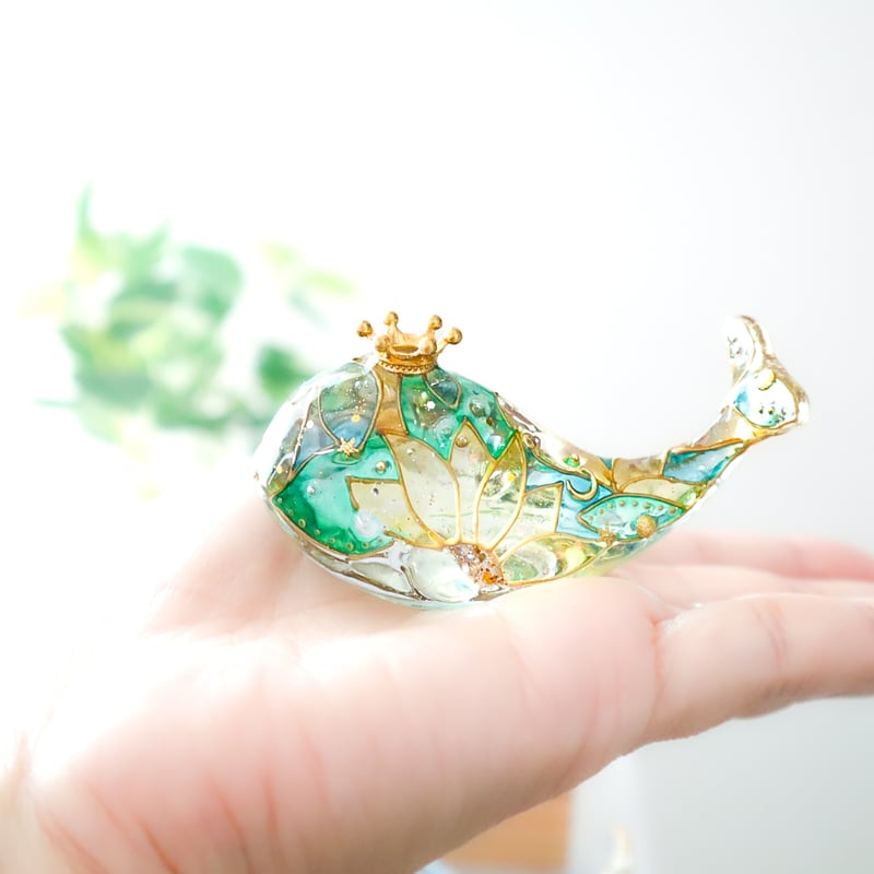 手のひらクジラ】潤うステンドグラス風クジラ〜光が照らす透明の向日葵