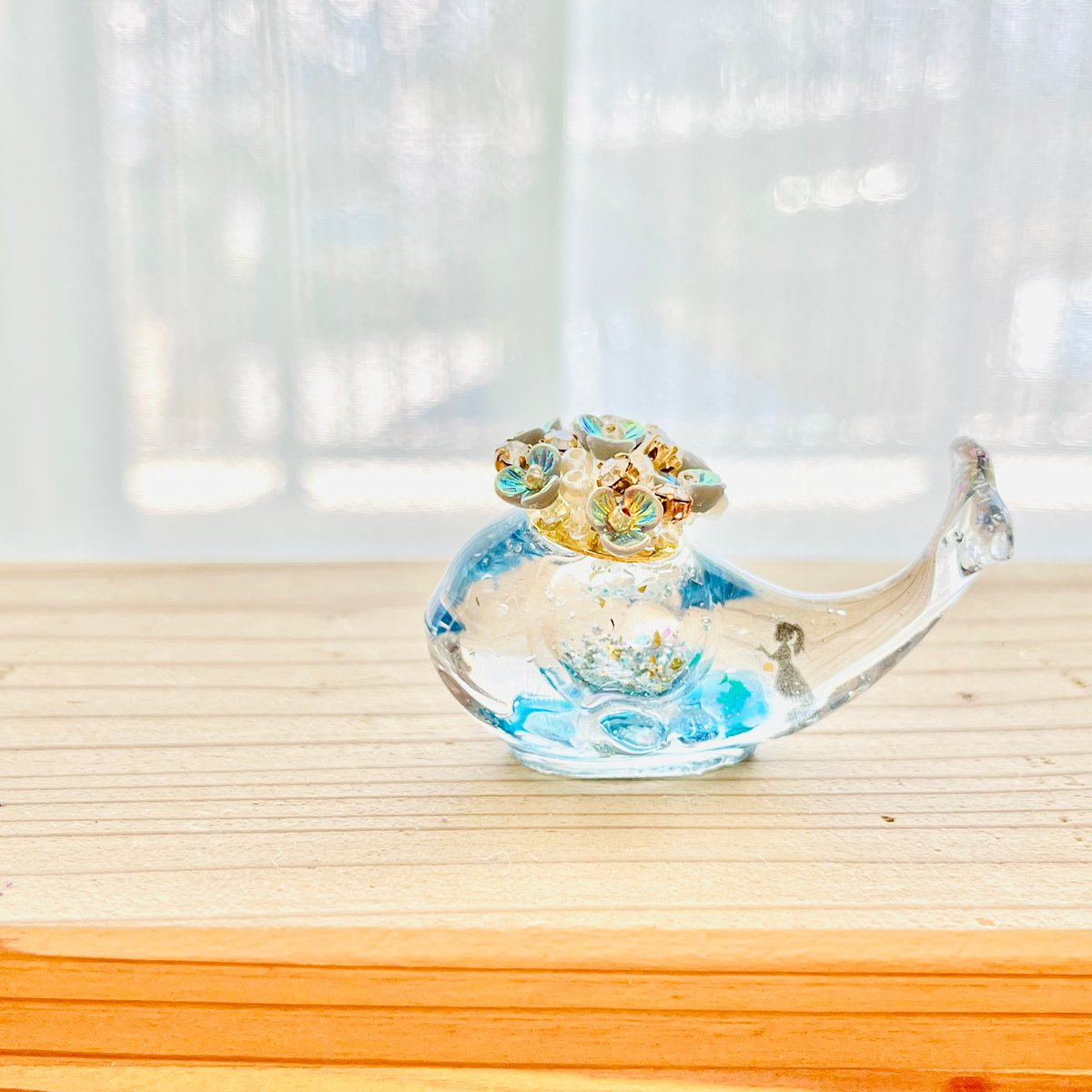 潤う手乗りクジラ〜雪の煌めきを眺める1人の少女 スノードーム