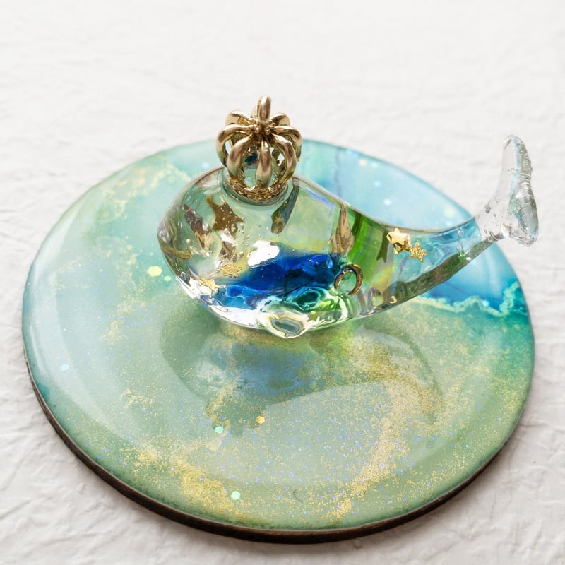 ガラス琉璃製 クジラのオブジェ 青と緑のグラデーション 約15cm 潤う手乗りクジラ～琉球の星空オーロラクジラ～ | irohaya.