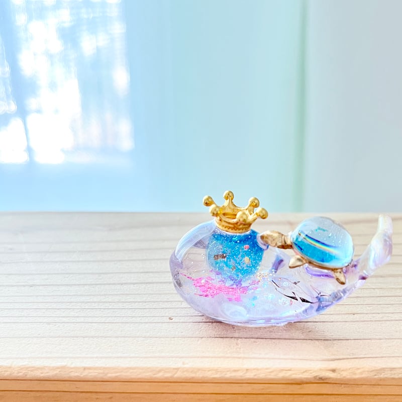 潤う手乗りクジラ〜青の惑星を見上げる虹のホヌーと透明クジラ