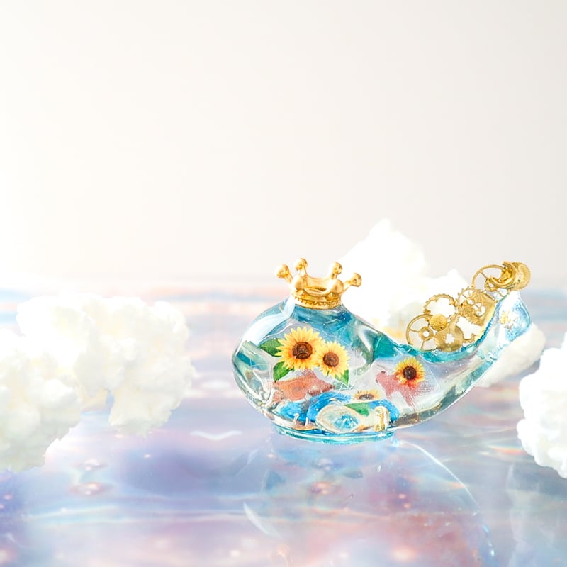 潤う手乗りクジラ〜金魚が住む水のひまわり畑〜 | irohaya.