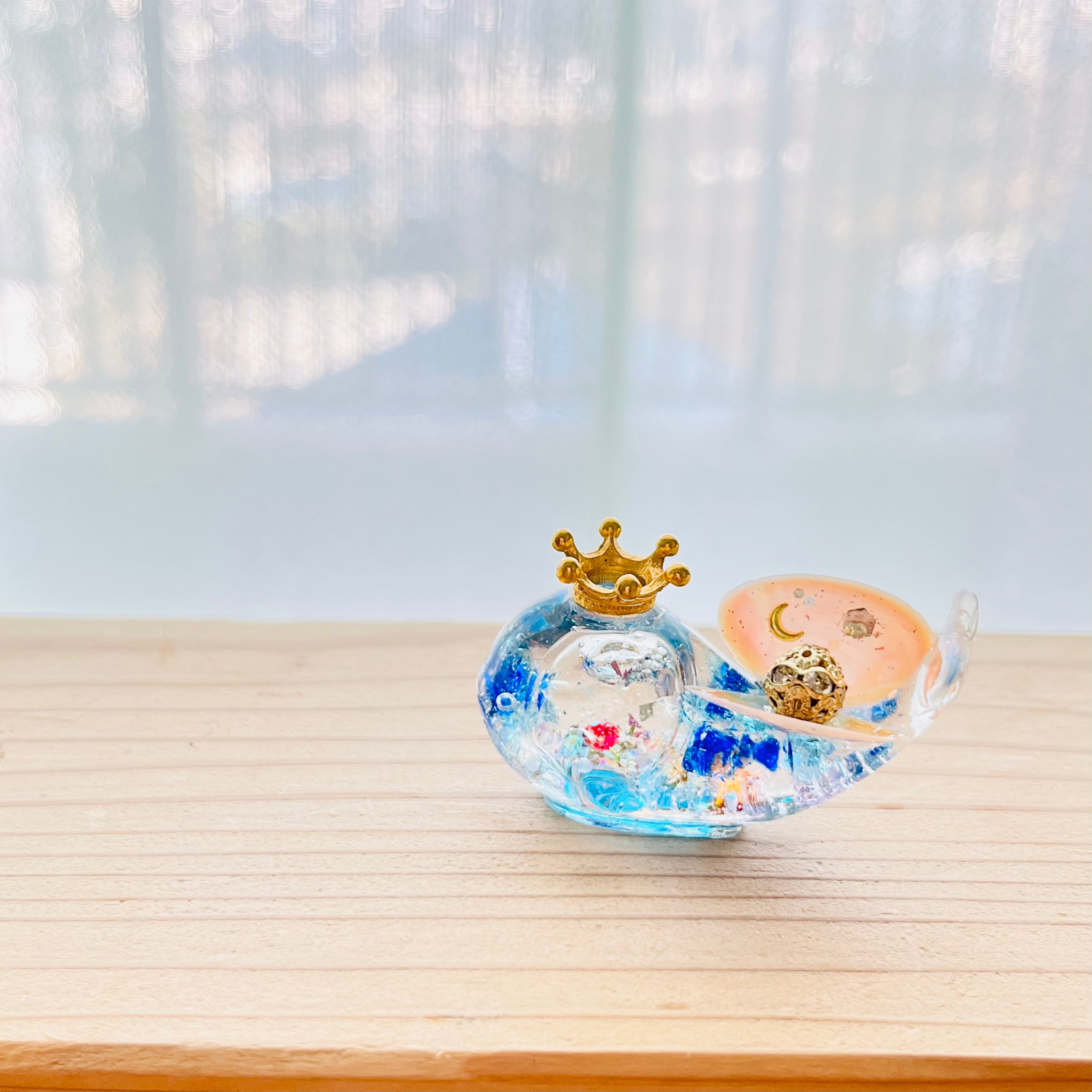 キラル工房様　　琉球*海花のたね 潤う手乗り桜貝クジラ〜琉球の彩 スノードーム〜 | irohaya.