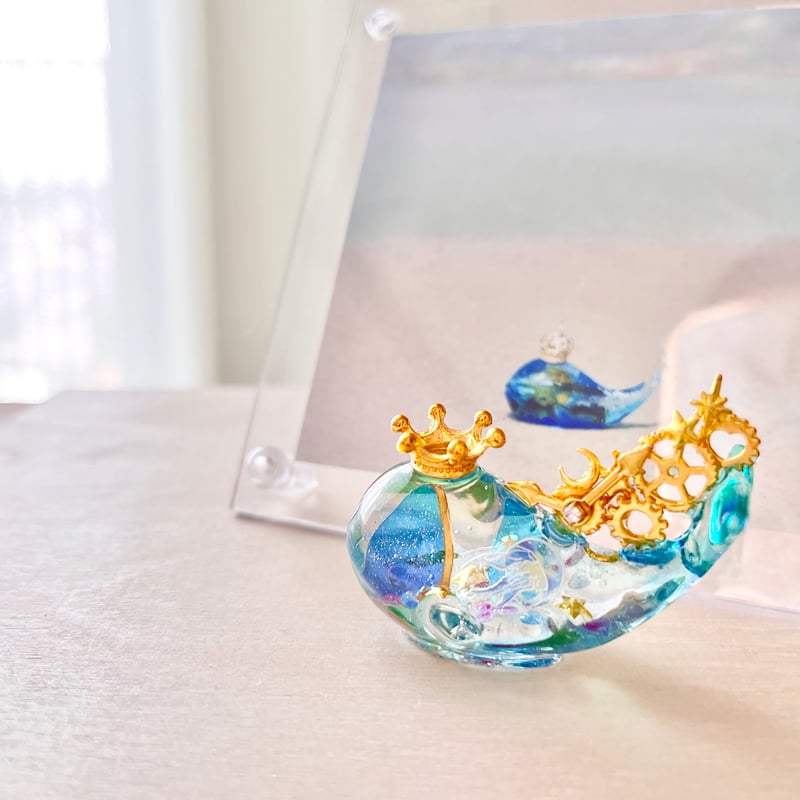 潤う手乗りクジラ〜時を刻むクラゲと青の雫世界〜 | irohaya.