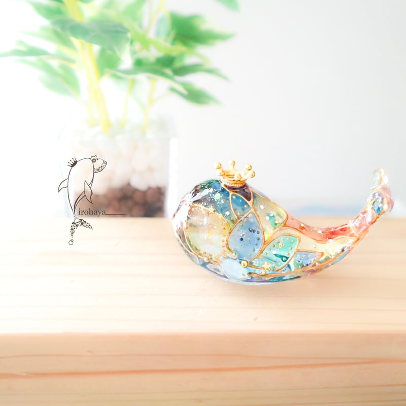 手のひらクジラ】潤うステンドグラス風クジラ〜光のうろこ〜 | irohaya.