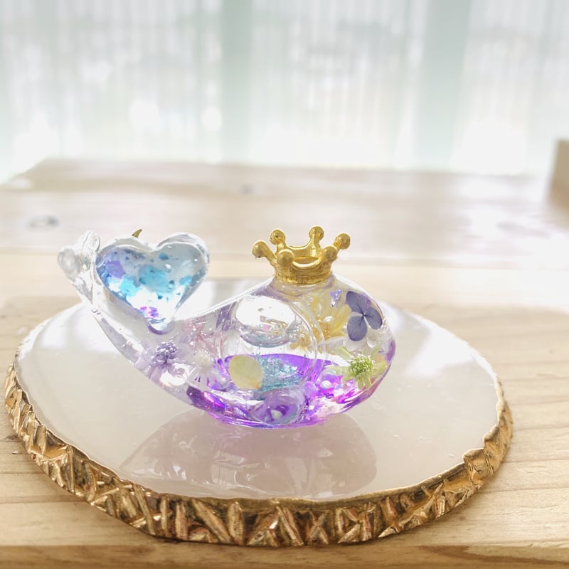 潤う手乗りクジラ〜ハートを乗せたスノードーム紫陽花クジラ〜 | irohaya.