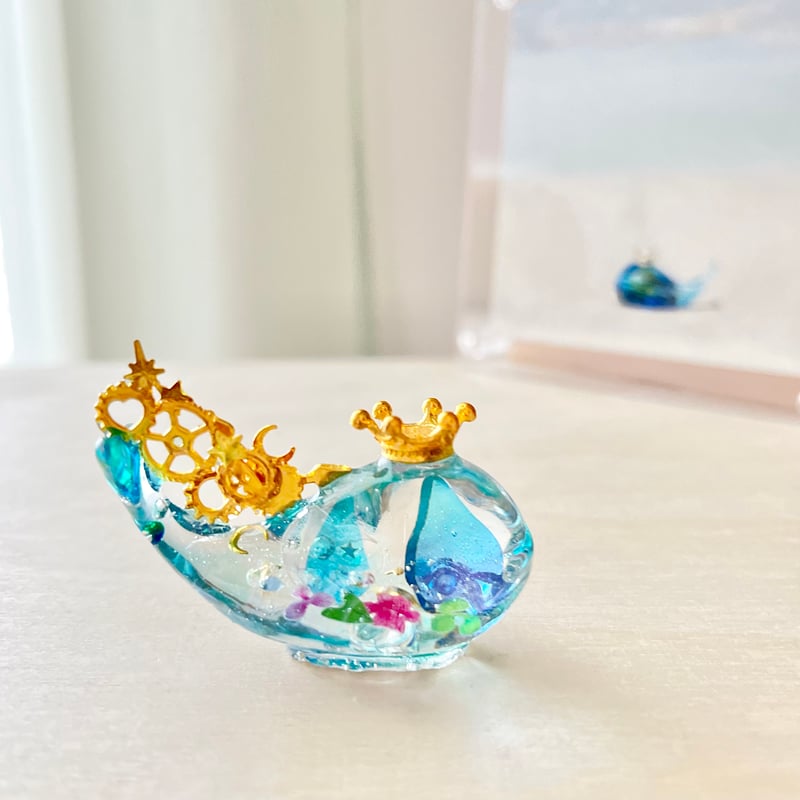 潤う手乗りクジラ〜時を刻むクラゲと青の雫世界〜 | irohaya.