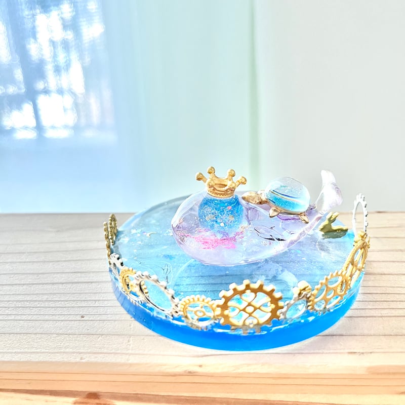 潤う手乗りクジラ〜青の惑星を見上げる虹のホヌーと透明クジラ